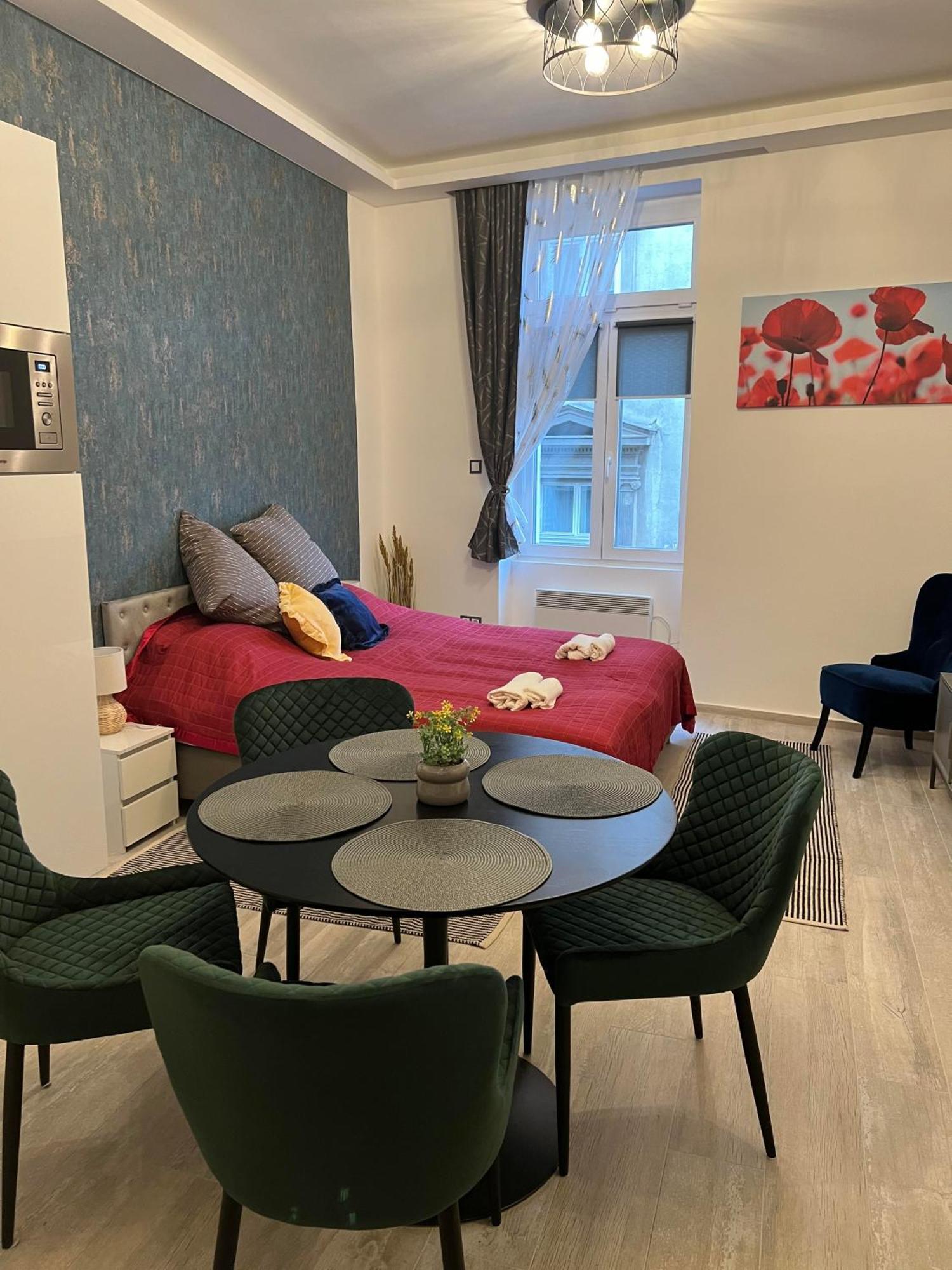 Center Apartman In The Famous Hajos Street Budapeste Exterior foto